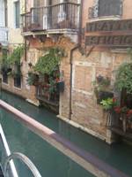 レストラン・センピオーネの運河沿いの店。